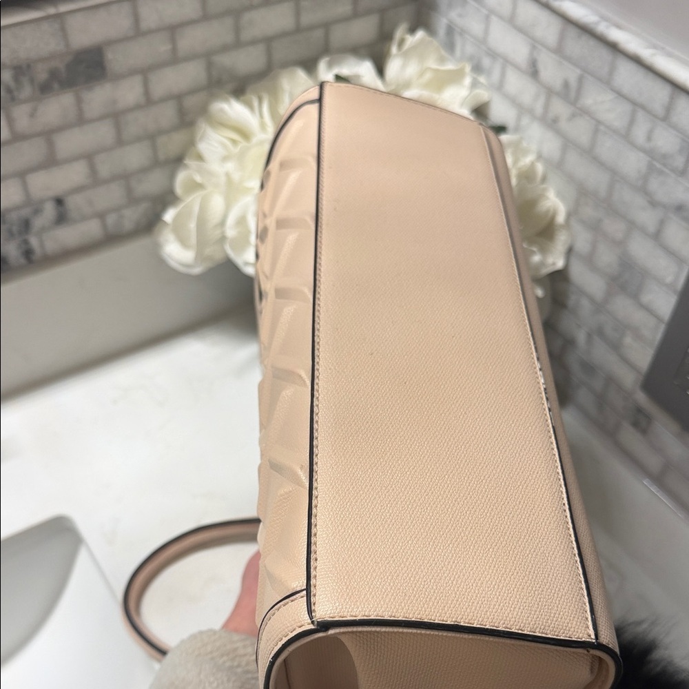 Elegant Cream Handbag with Black Charm - Picture 3 of 5